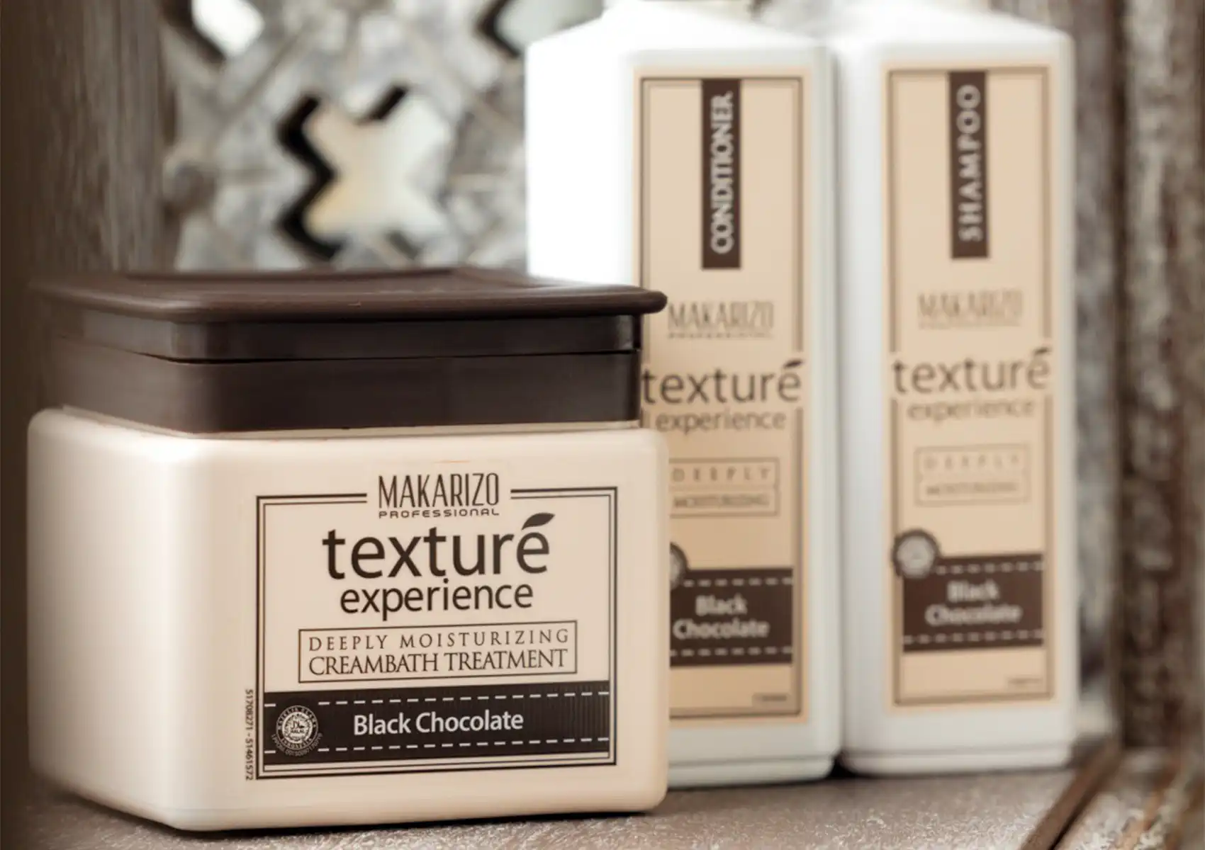 scalp-treatment-bali A close-up of Makarizo Professional Texture Experience Deeply Moisturizing Creambath Treatment in Black Chocolate, displayed alongside matching shampoo and conditioner bottles, used for a nourishing hair treatment Ubud session.