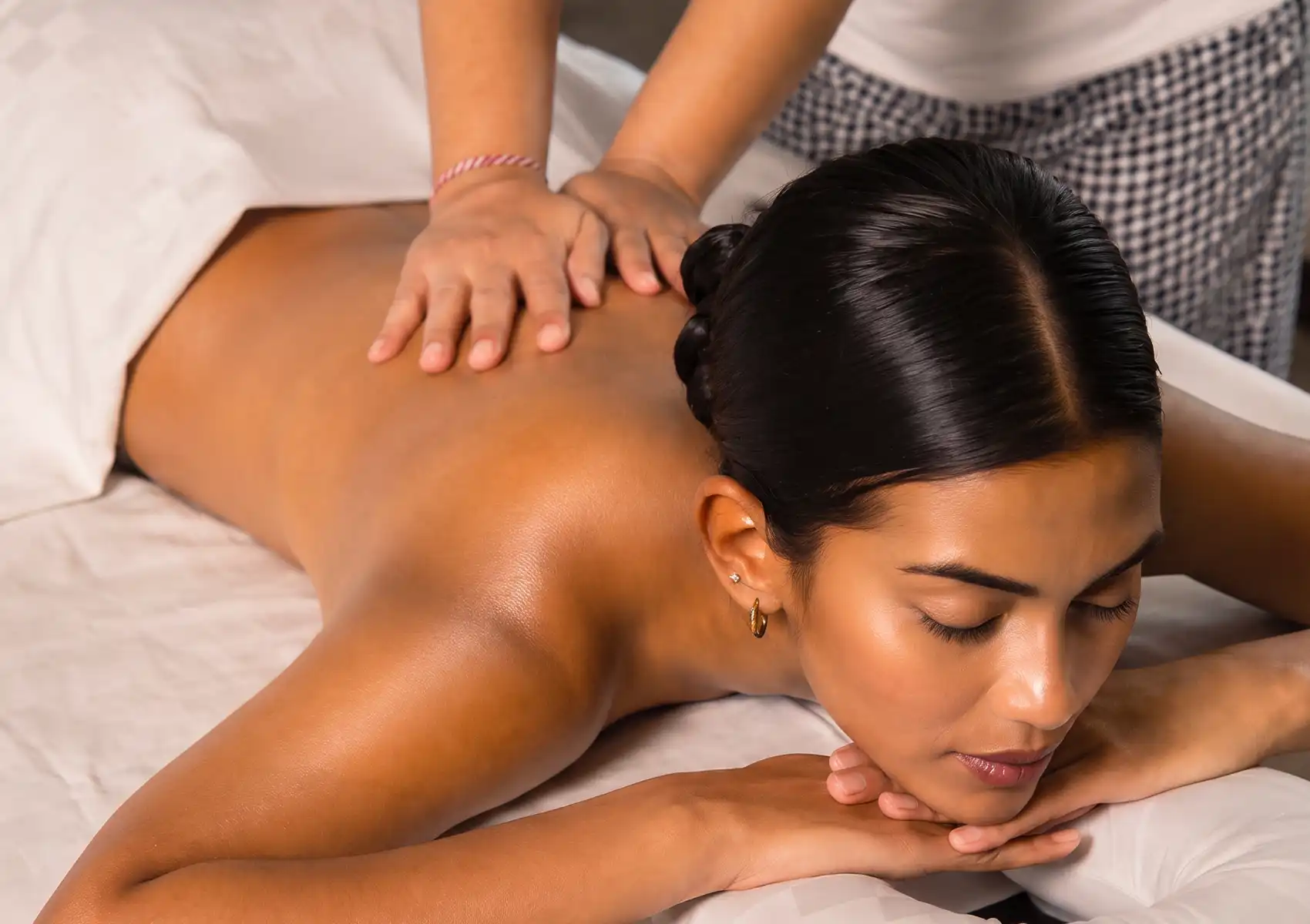 A woman with glistening skin enjoying a deeply hydrating and moisturising body massage from a skilled therapist at the best spa in ubud.